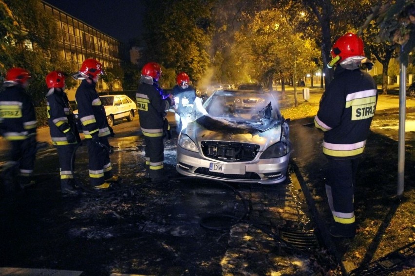 Wrocław: Luksusowy mercedes spłonął doszczętnie. To podpalenie? (ZDJĘCIA)