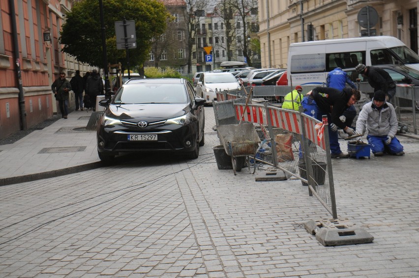 Bez wjeżdżania na chodnik auta utkną na jazdni 