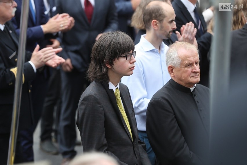 Pomnik Lecha Kaczyńskiego w Szczecinie odsłonięty z pompą. Prezydent w dynamicznej pozie, zamyślony nad Polską  [ZDJĘCIA]