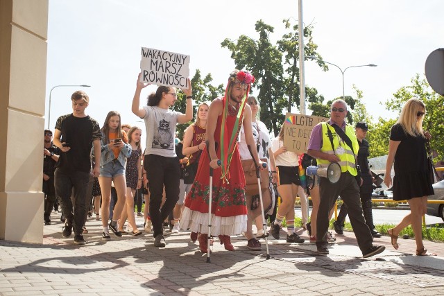 Około stu os&oacute;b przeszło w piątek ulicami miasta w marszu r&oacute;wności. Tyle samo policjant&oacute;w było zaangażowanych w zabezpieczenie parady. Nie doszło do żadnych akt&oacute;w przemocy ani wandalizmu, choć wobec jednego mężczyzny skierowano wniosek do sądu  o ukaranie za używanie wulgaryzm&oacute;w w stosunku do uczestnik&oacute;w parady.Kolorowy korow&oacute;d wyruszył o godz. 14. 15 spod ratusza. Przewodził mu inicjator przedsięwzięcia Mikołaj Prynkiewicz, aktor Teatru Lalki Tęcza. Za nim szła grupa około stu os&oacute;b, wielu z nich z tęczowymi parasolami, torbami, czy flagami. Przez megafon słychać było melodyjne &bdquo;Polska biało-czerwoni, Polska biało-tęczowi&rdquo;. W tym samym czasie ulicami miasta szła grupa z transparentami o treści przeciwstawnej: &bdquo;Powstańcy nie walczyli o Polskę tęczową. Polska to system wartości&rdquo;. Uczestnicy obu marszy mijali się, ale nie doszło do żadnych akt&oacute;w przemocy. Przeciwko 36 latkowi został sporządzony wniosek  o ukaranie do sądu z powodu wypowiadania sł&oacute;w nieprzyzwoitych w kierunku uczestnik&oacute;w marszu - m&oacute;wi Monika Sadurska, rzecznik prasowy Komendy Miejskiej Policji w Słupsku. Tęczowy marsz zakończył się pod Teatrem Lalki Tęcza, gdzie uczestnicy parady namalowali na ulicy ogromną tęczę kolorową kredą. - Mam satysfakcję, że doszło do tego wydarzenia. Podczas, gdy od rana stałem pod ratuszem, wiele os&oacute;b przybijało piątki, z wieloma rozmawiałem i myślę, że o to  w tym wszystkim chodzi. Miałem jedną nieprzychylna sytuację. Pod ratuszem zatrzymał się samoch&oacute;d, z kt&oacute;rego mężczyzna krzyczał do mnie  &bdquo;spier... szmato, bo wyciągnę bejsbola&rdquo;. Były też komentarze w stylu, czy mi nie wstyd i przewracanie oczami na m&oacute;j widok, ale mimo wszystko więcej gest&oacute;w było przychylnych - m&oacute;wi Mikołaj Prynkiewicz. -  Myślę, że to wydarzenie to dobry pretekst do rozm&oacute;w o tolerancji i funkcjonowaniu środowisk LGBT w naszym społeczeństwie. Myślę, że te negatywne zachowania wobec tych środowisk często wynikają z niewiedzy i nieświadomości ludzi. Organizując to wydarzenie w Słupsku, rozpoczęliśmy dialog. A taki jest cel parad r&oacute;wności organizowanych także w dużych miastach - m&oacute;wi Prynkiewicz.&lt;script class=&quot;XlinkEmbedScript&quot; data-width=&quot;640&quot; data-height=&quot;360&quot; data-url=&quot;//get.x-link.pl/a65e24e4-1913-f311-60a1-1f244ca4d7d2,6a70a783-e884-e8cb-107d-adf0461beec5,embed.html&quot; type=&quot;application/javascript&quot; src=&quot;//prodxnews1blob.blob.core.windows.net/cdn/js/xlink-i.js?v1&quot;&gt;&lt;/script&gt;