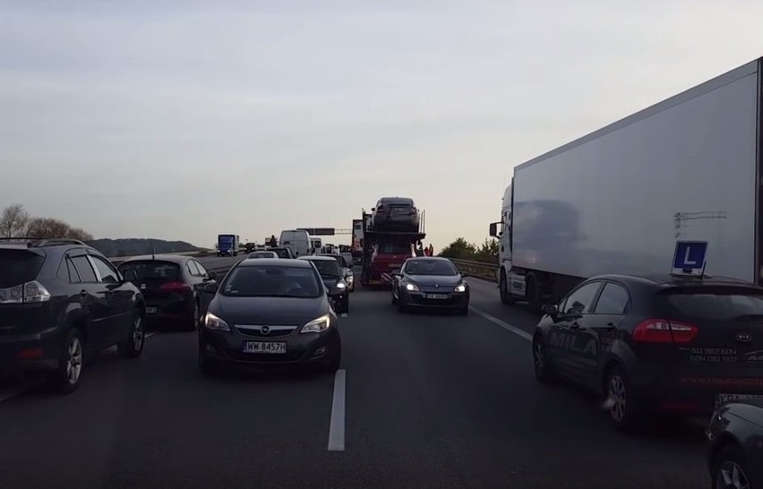 Blokowanie korytarza ratunkowego na autostradzie. Bezmyślne...