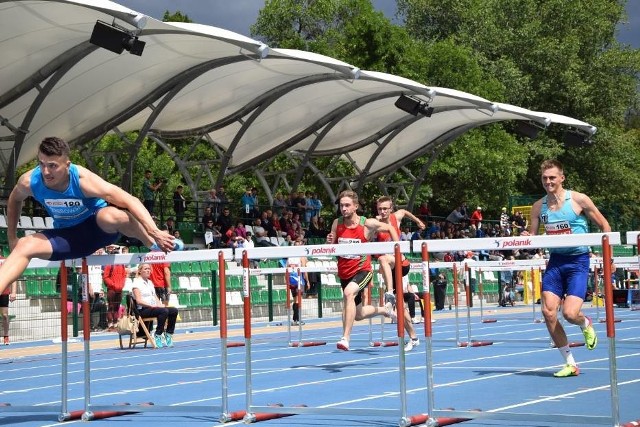 Dawid Żebrowski (z lewej) młodzieżowy mistrz Polski w biegu na 100 metrów przez płotki. 