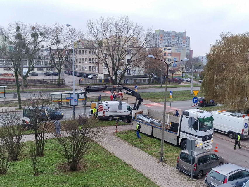 Nowy fotoradar w Łodzi. Urządzenie stanęło na ul. Dąbrowskiego. Kiedy zacznie robić zdjęcia piratom drogowym? ZDJĘCIA