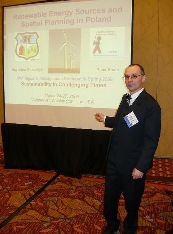 Bogusław Krukowski na konferencji w Vancouver, gdzie wraz z Anną Brodą zrobił prezentację o wykorzystaniu odnawialnych źródeł energii w gminie Masłów.