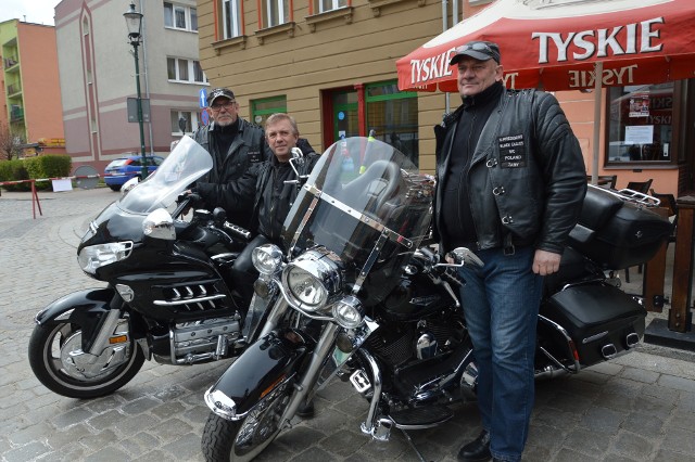 Okazuje się, że twardziele na motocyklach mają  też wielkie serca wrażliwe  na pomoc wszystkim, którym krew ratuje życie.  W sobotę w Żarach odbyła się  XI już akcja Motokrew. Już od 9.00 przy ustawionym przed Ratuszem krwiobusem czekała kolejka chętnych do podzielenia się najcenniejszym z leków. W Żarach inicjatorem akcji jest bractwo Black Eagles MC Poland.  Krew można było oddawać do godz. 13.00 ale z frekwencją jak zawsze nie było problemu. Podzielić się nią mógł każdy zdrowy mieszkaniec do 65 roku życia i wielu z tej okazji korzystało. Dla motocyklistów to też doroczne rozpoczęcie sezonu, połączone z widowiskową paradą ulicami miasta. Na zdjęciu: Zbigniew Ratajek, Bernard Pyrkowski i  Krzysztof Jankowski w akcji Motokrew uczestniczą od początku, od 11 lat. Zobacz nasz Magazyn Informacyjny: 