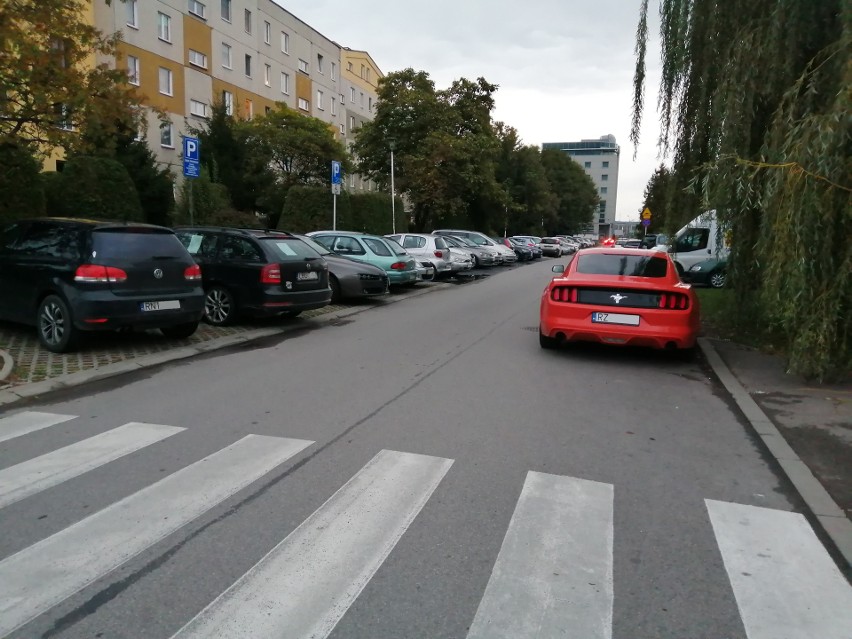 Ulica Podwisłocze. Mustang na jezdni.