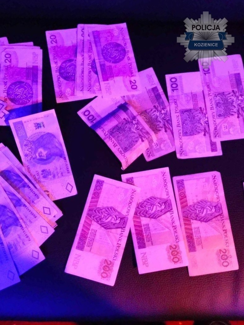 Policjanci z Kozienic rozbili nielegalne kasyno. Znaleziono kilka automatów i sporo gotówki. Właścicielowi grozi ogromna kara