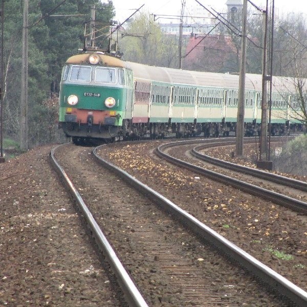 Od 1 grudnia spółka PKP Przewozy Regionalne jest zarządzana przez samorządy wojewódzkie i obsługuje tylko pociągi osobowe na trasach lokalnych.