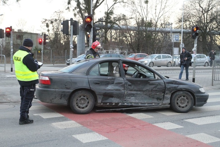 Wypadek na skrzyżowaniu Strzegomskiej i Nowodworskiej,...