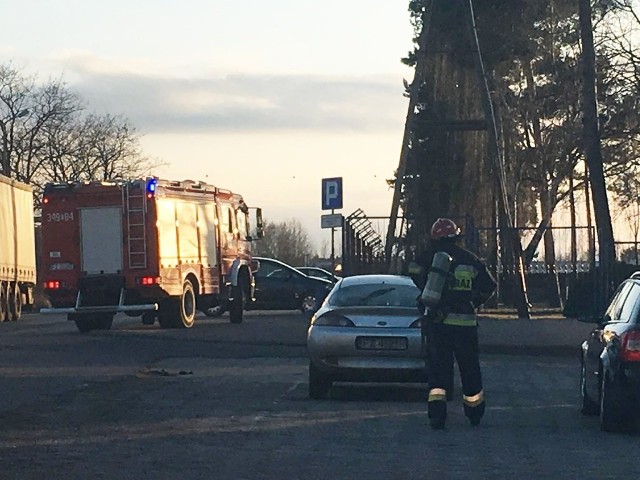 Zielonogórscy strażacy we wtorek, 27 marca, dostali wezwanie dotyczące zapachu amoniaku, który czuć było z Nordisu. Na miejsce pojechało pięć wozów strażackich.Zgłoszenie brzmiało bardzo poważnie. Osoba z firmy sąsiadującej z Nordisem wyczuła intensywną woń amoniaku. Na miejsce natychmiast przyjechały wozy straży pożarnej. Strażacy przy użyciu czujników sprawdzili teren. Urządzenia nie wykazały amoniaku ani żadnych innych szkodliwych substancji w powietrzu.Skąd wziął się więc zapach amoniaku w powietrzu? – Co jakiś czas czyszczone są pojemniki w Nordisie i wtedy najprawdopodobniej wiatr przeniósł zapach, który wydał się amoniakiem – informuje dyżurny operacyjny zielonogórskich strażaków.Zobacz też: Policyjne motocykle już na lubuskich drogach
