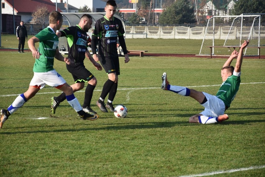 Ostatnia jesienna kolejka w klasie okręgowej. Zmiana trenera w Sparcie, Star zmarnował dwa karne, ale wygrał, Orlicz rozbił LZS [WYNIKI]