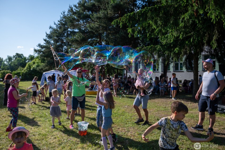 Tarnobrzeg. Kolorowo, radośnie i trzeźwym okiem. Rodzinny piknik przy Szkole Podstawowej numer 8 miał ważne przesłanie. Zdjęcia