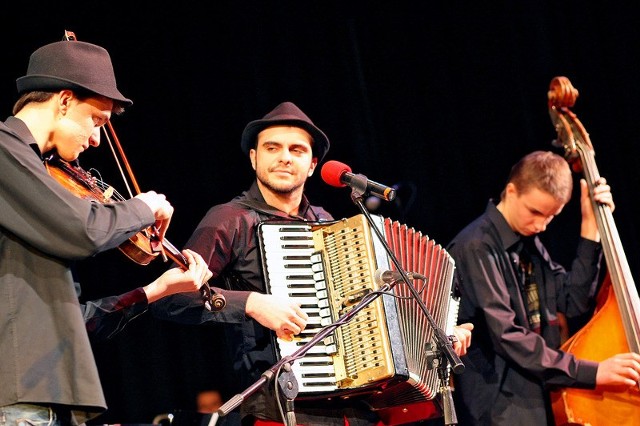 W środku Mateusz Czarnowski, obok muzycy z "Bubliczków"