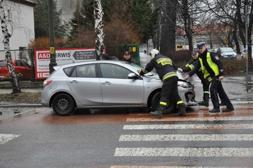 Wrocław: Wypadek na Boya-Żeleńskiego przy Lidlu. Mazda wjechała w renaulta [ZDJĘCIA]
