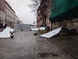 Wichura przewróciła ogrodzenie przy ulicy Słowackiego w Kielcach. Interweniowali mieszkańcy