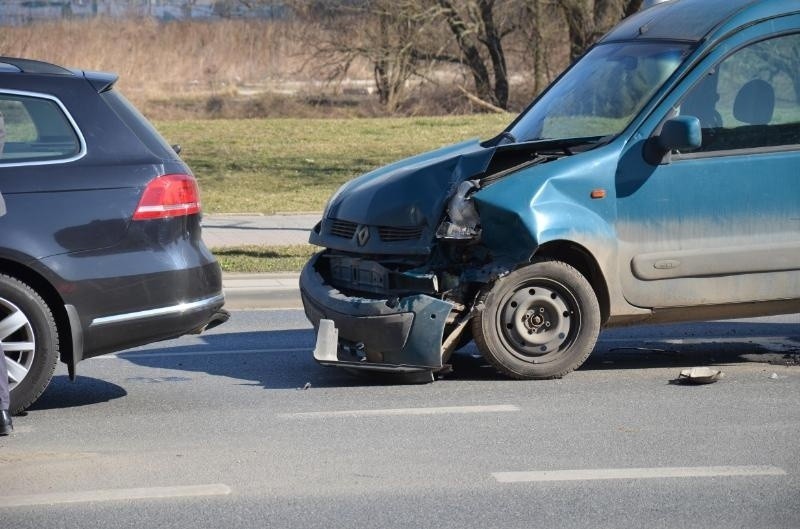 Wrocław: Wypadek na Popowickiej. Volkswagen zderzył się z renault (ZDJĘCIA)