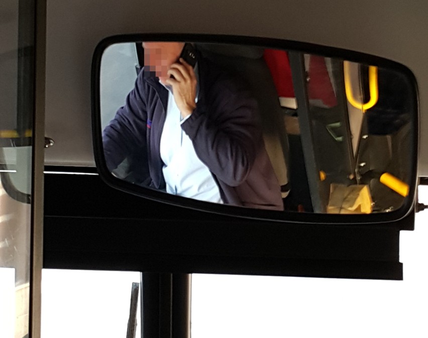 Autobus pełen pasażerów a kierowca... prowadzi jedną ręką