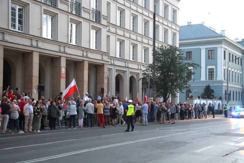 Kolejny wieczór protestów w Kielcach. Kielczanie chcą weta i wzywają do obalenia dyktatury