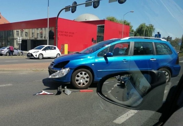 Do wypadku doszło w piątek, 26 lipca, na skrzyżowaniu al. Konstytucji 3 Maja i Sikorskiego. Na miejscu są już służby ratunkowe.Do wypadku doszło około godz. 12.40. Na miejsce zderzenia samochodów dojechała zielonogórska policja. – Zderzyły się citroen oraz peugeot – mówi asp. Mariusz Wąsowicz, zastępca naczelnik zielonogórskiej drogówki. Peugeot stoi  niemal na środku skrzyżowania. Citroen po zderzeniu uderzył jeszcze w lampę.WIDEO: Wypadki w czasie wakacji. Policja stworzyła aktualizowaną mapę