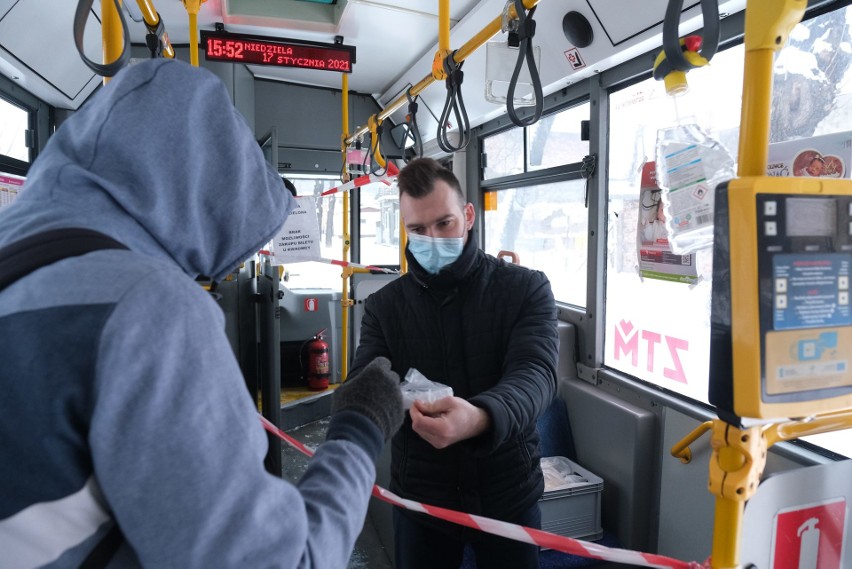 Po ulicach Sosnowca jeździ CiepłoBus. Można się tutaj ogrzać...