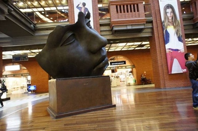 Rzeźba "Blask Księżyca" Igora Mitoraja stała się symbolem starej części Starego Browaru. Stoi w jej głównej części i jest pierwszą rzeczą, którą widzi wchodzący do centrum przez główne wejście. Co ciekawe, poznańska rzeźba Mitoraja jest jedną z trzech replik. Gdzie stoją dwie pozostałe? Jedna w Abucie na Hokkaido, a druga przed British Museum w Londynie.