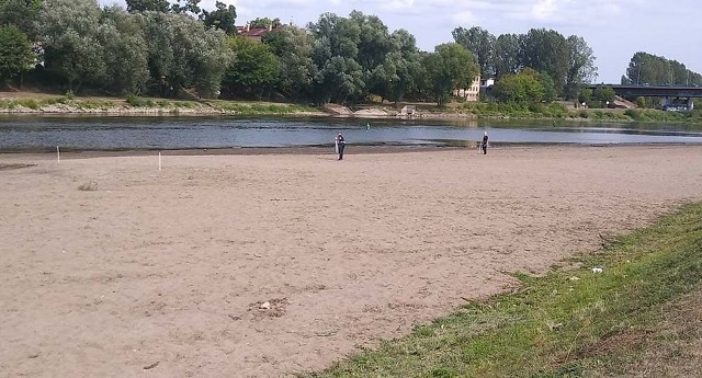 W sobotę, 25 sierpnia, gorzowska policja zabezpieczyła teren przy klubie sportowym Admira. Ktoś zgłosił znalezienie bomby po tym, jak w rzece opadła woda. Zawody smoczych łodzi zostały przesunięte.Gorzowska policja pojawiła się koło klubu sportowego Admira przy ul. Wał Okrężny przed godz. 13.00. Teren został zabezpieczony, a zawody smoczych łodzi przesunięte. Powodem jest alarm bombowy. – Woda opadła i na brzegu ktoś zauważył przedmiot przypominający wyglądem bombę– mówi nam świadek wydarzeń.Policja odgrodziła taśmami miejsce nad rzeką, w którym leży przedmiot wskazany przez zgłaszającego jako bomba. 