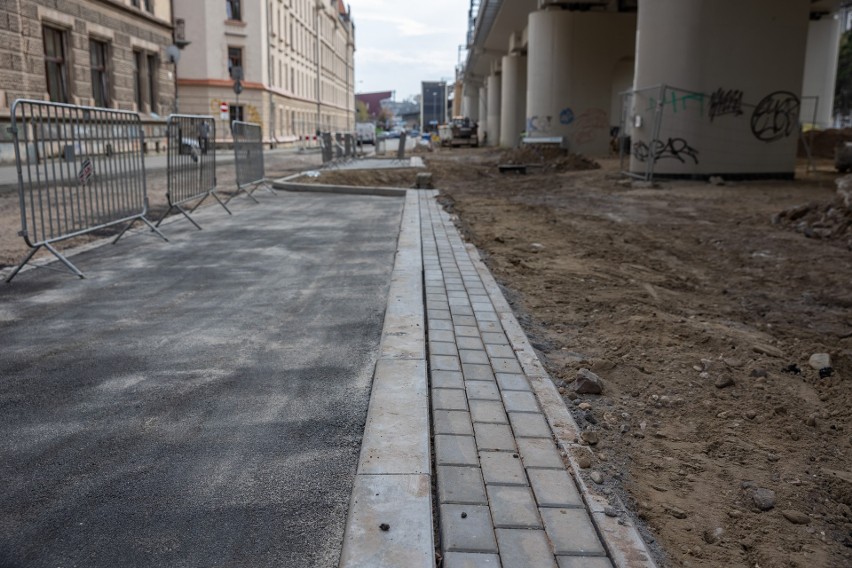 Kraków. Powstaje nowa droga i teren pod park przy nowej estakadzie kolejowej, wzdłuż ulicy Blich
