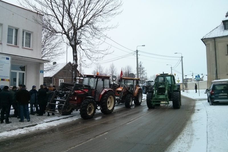 Rolnicy zjechali przed urząd burmistrza