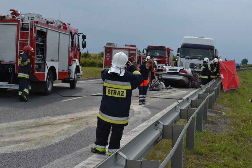 Tragiczny wypadek koło Chojnic. Nie żyją trzy osoby [WIDEO,ZDJĘCIA]