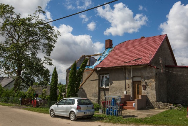 14 08 2017 lotyn k. chojnic. trwa usuwanie skutkow nawalnicy ktora przeszla nad powiatem chojnickim n/z uszkodzone budynki w miejscowosci lotyn fot. piotr hukalo / dziennik baltycki / polska press