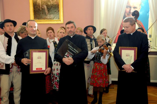 Laureaci ubiegłorocznej edycji podczas uroczystości, której gospodarzem był ks. kard. Stanisław Dziwisz