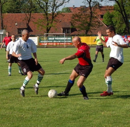 Mecz Czarnych Żagań (z lewej Zbigniew Mastalerz, z prawej Marcin Jankowski) z Czarnymi Witnica (w środku Jacek Makara), jak zawsze przyniósł wiele emocji i bramek.