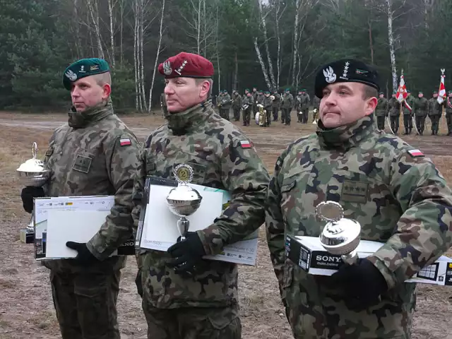 Oficer  5 pułku artylerii, ppor. Michał Dejewski Senski (z lewej) najlepszym artylerzystą w Wojski Polskim!
