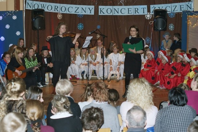 W pięknej scenerii uczniowie w Publicznej Szkole Podstawowej numer 15 w Radomiu zorganizowali Noworoczny Koncert Życzeń.