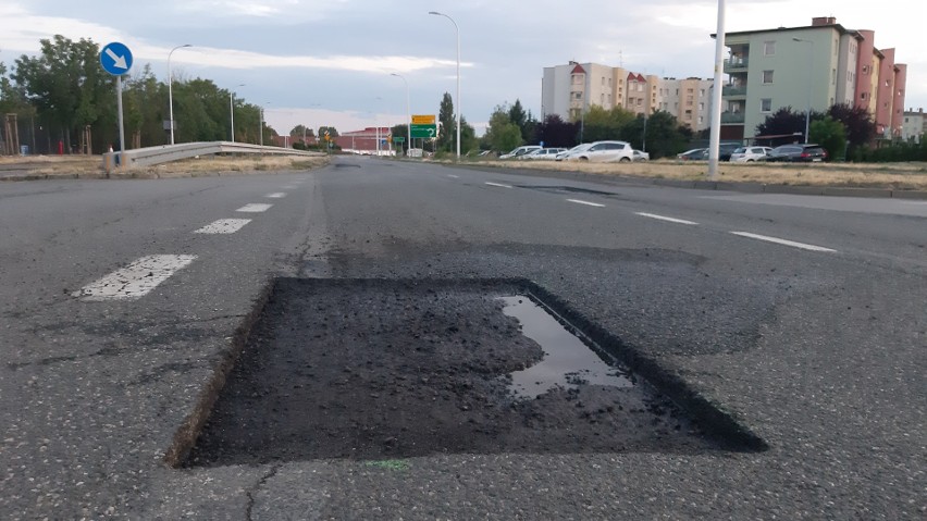 Na ulicy Sosnkowskiego w niedzielne popołudnie ostało się...