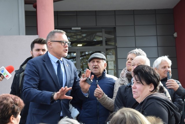 Protest mieszkańców bloków komunalnych przed Urzędem Miasta!