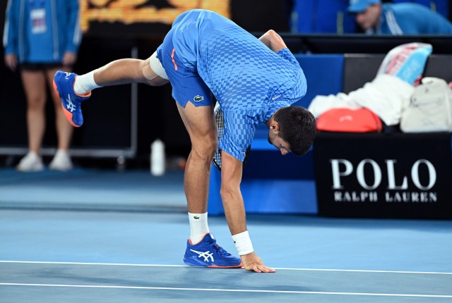 Serb Novak Djokovic szukający przyczyny dlaczego piłki na australijskich kortach źle się odbijają