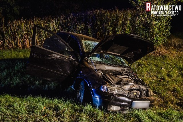 21-letnia kierująca oplem z nieznanych przyczyn straciła panowanie nad autem, które wjechało do rowu. Jechała z pasażerem.