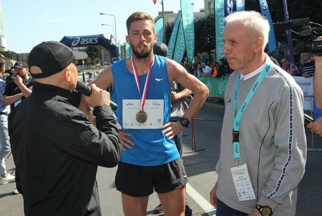 Henryk Paskal (z prawej), organizator Półmaratonu Signify Piła z jego ubiegłorocznym zwycięzcą, Tomaszem Grycko