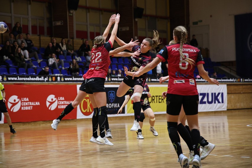 Kolejne zwycięstwo Suzuki Korony Handball Kielce. Podopieczne Pawła Tetelewskiego pokonały SPR Sambor Tczew. Zobacz zdjęcia z meczu