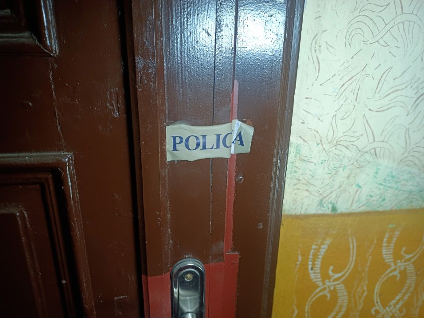 Wędrując korytarzami, jedno z mieszkań policja oznaczyła...