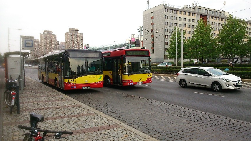 Tak zostawiają autobusy kierowcy MPK na placu Grunwaldzkim