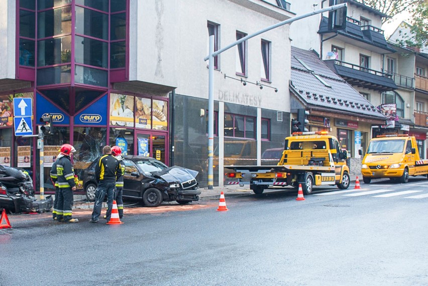 Zakopane: Poranny wypadek przy Krupówkach. Jeden z samochodów wjechał w sklep [ZDJĘCIA]