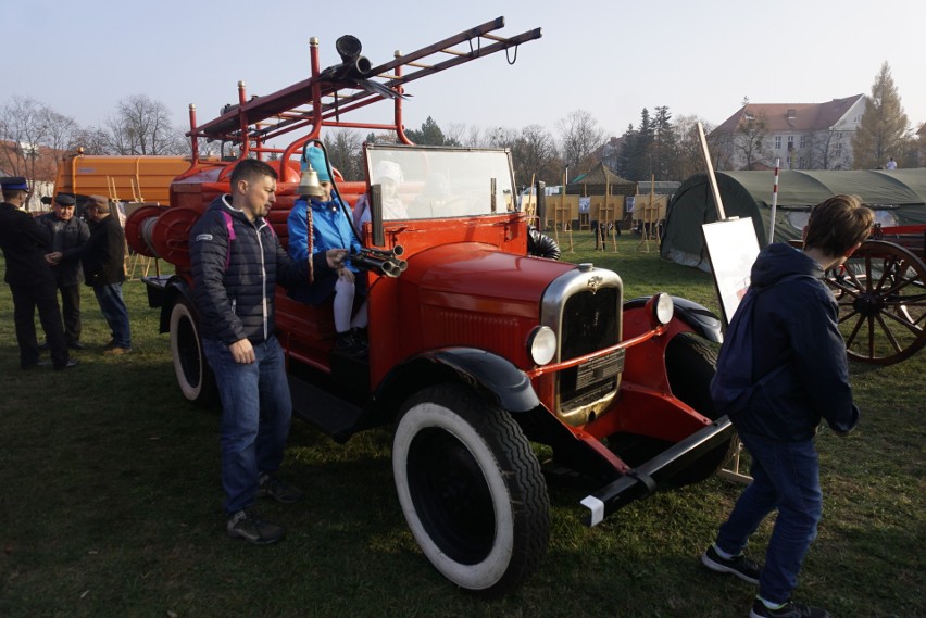 Rodziny z dziećmi, dziadkowie z wnukami, starsi i maluchy w...