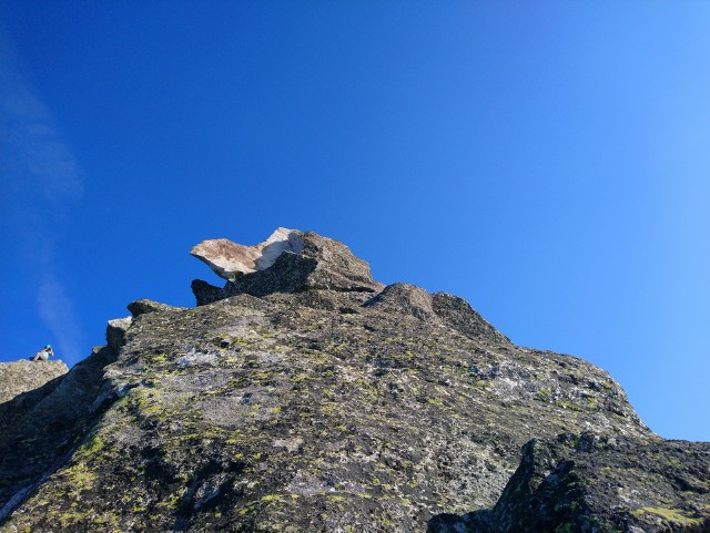 Na szczycie widać miejsce, gdzie doszło do oderwania fragmentu skalnego