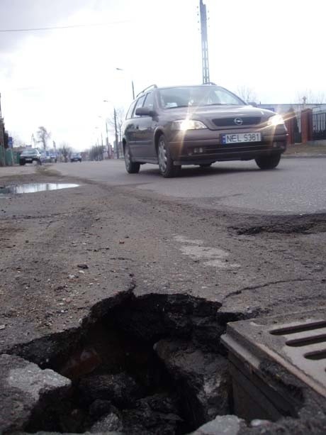 Dziura przy ul. Łukasiewicza jest wyjątkowo niebezpieczna
