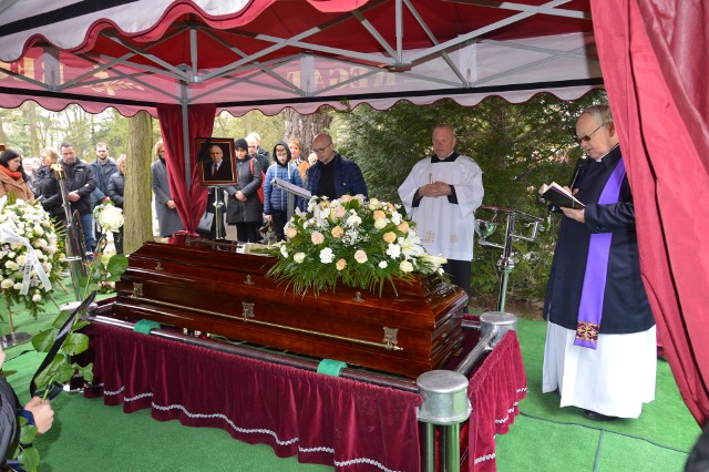 Modlitwom na cmentarzu przewodniczył ks. Czesław Nowak, przyjaciel Romana Kirsteina z czasów I Solidarności.
