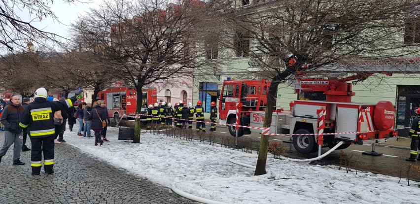 Pożar kamienicy w centrum Wieliczki. Z ogniem walczy 15 zastępów straży