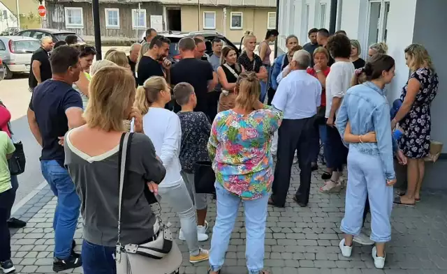 Protestujący mieszkańcy Kozietuł przed budynkiem mogielnickiego Urzędu Miejsko-Gminnego w lipcu tego roku.