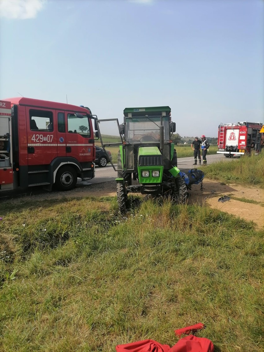 Tragiczny wypadek w Rosiejowie. Motocyklista zderzył się z ciągnikiem rolniczym. Nie przeżył